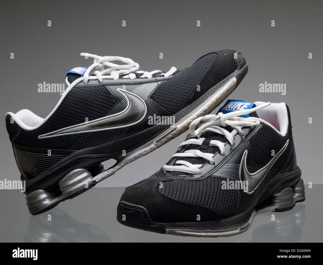Paar schwarze Nike Laufschuhe Stockfoto