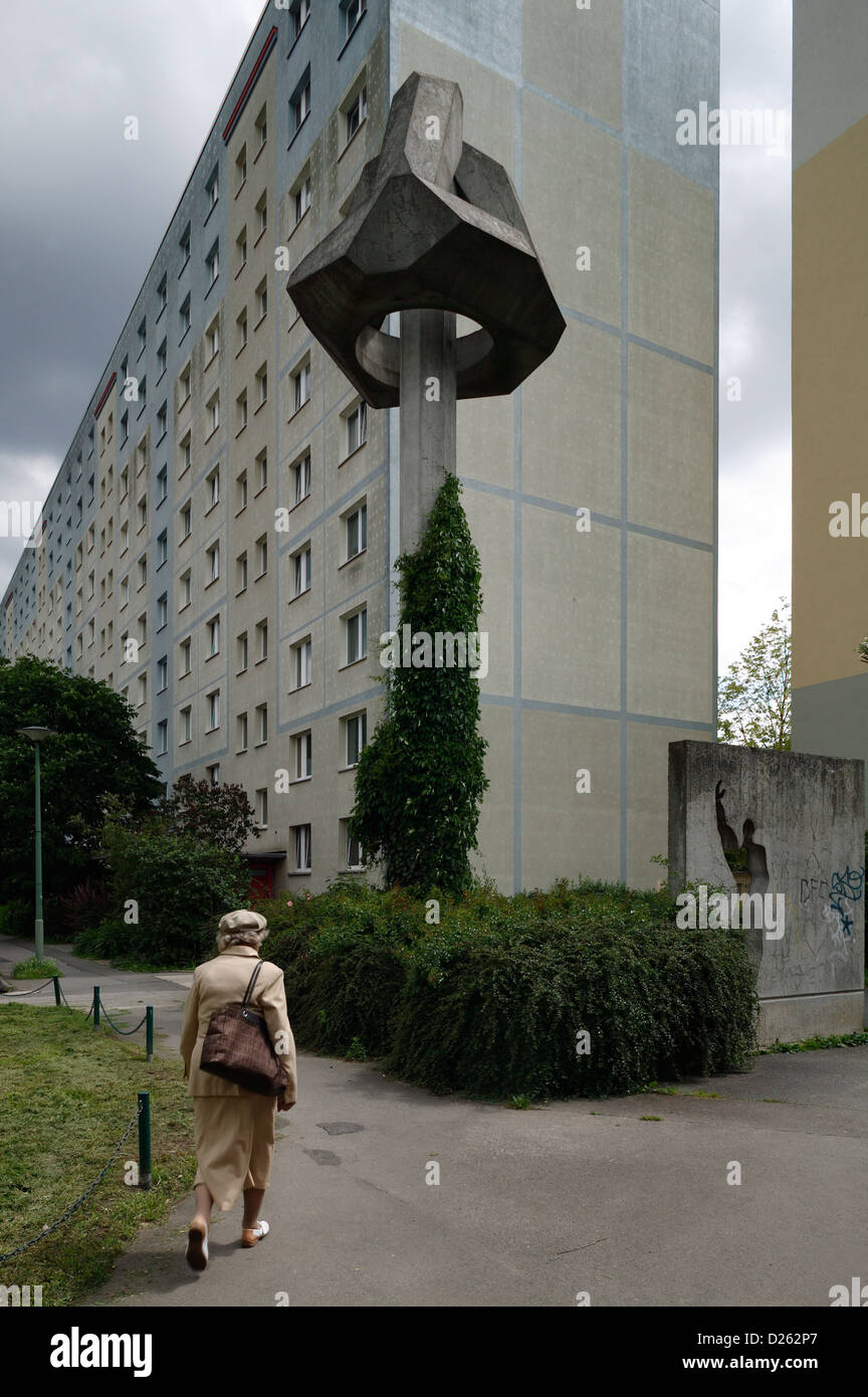 Berlin, Deutschland, mit einem Richtfest Kranz an der Gedenkstätte für alle Kosmonauten Stockfoto