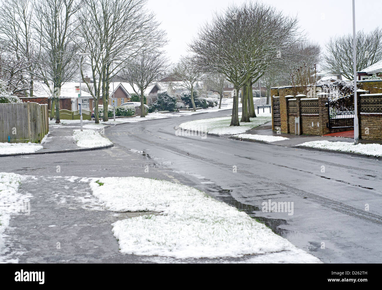 Leichte Schneedecke in einem Wohngebiet im Winter in Littlehampton, West Sussex, England, UK. Stockfoto