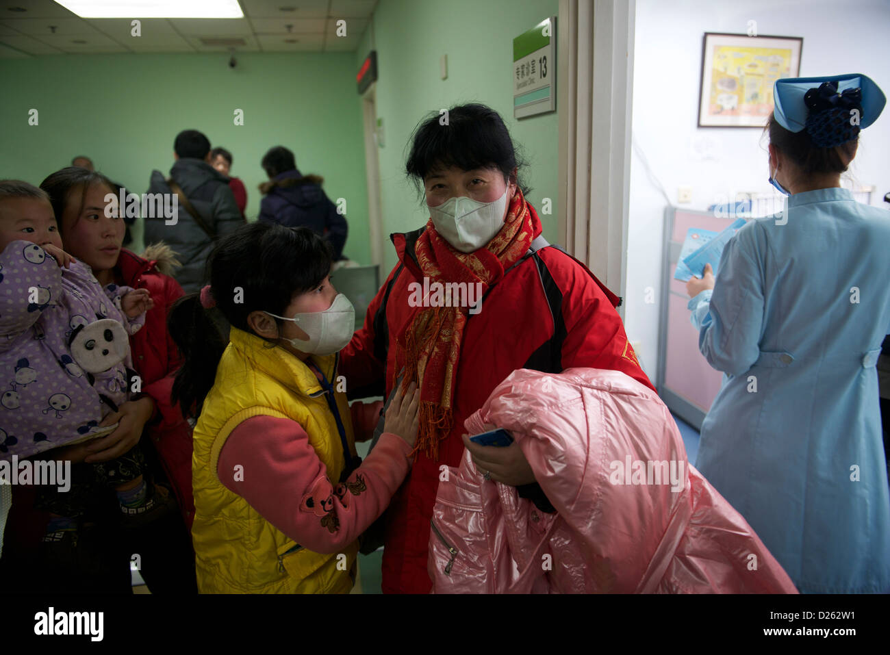 Kranke Kinder in Peking Kinderkrankenhaus. Anwohner stellen einen fünften Tag des schweren Smog in Peking. 14. Januar 2013 Stockfoto