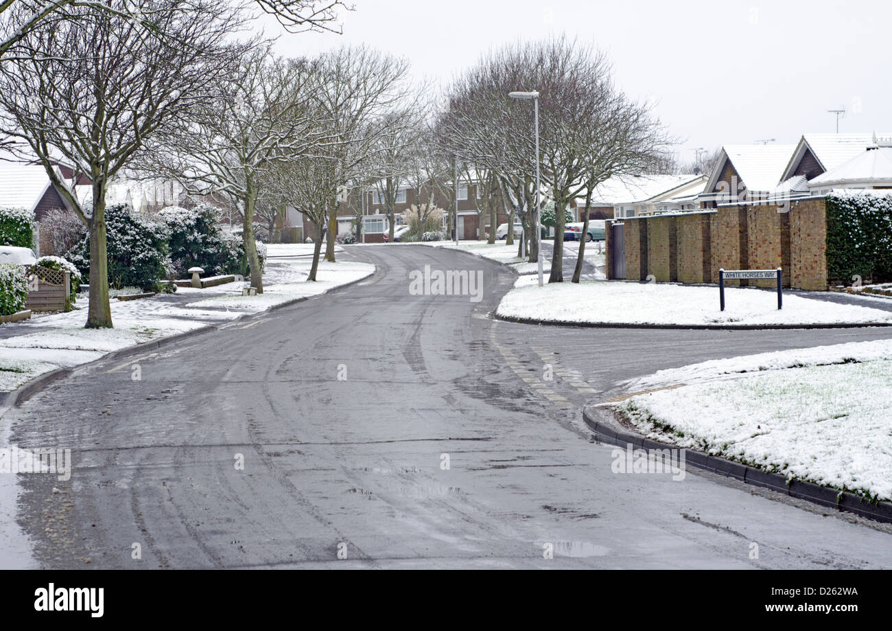 Leichte Schneedecke in einem Wohngebiet im Winter in Littlehampton, West Sussex, England, UK. Stockfoto