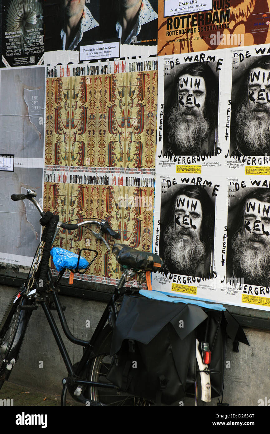 Fahrrad gelehnt Plakate von Veranstaltungen in der niederländischen Hauptstadt Amsterdam, Niederlande Stockfoto