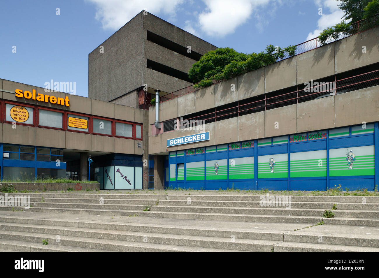 Berlin, Deutschland, Solarent, Schlecker und Maec Geiz in ein Wohnhaus integriert Stockfoto