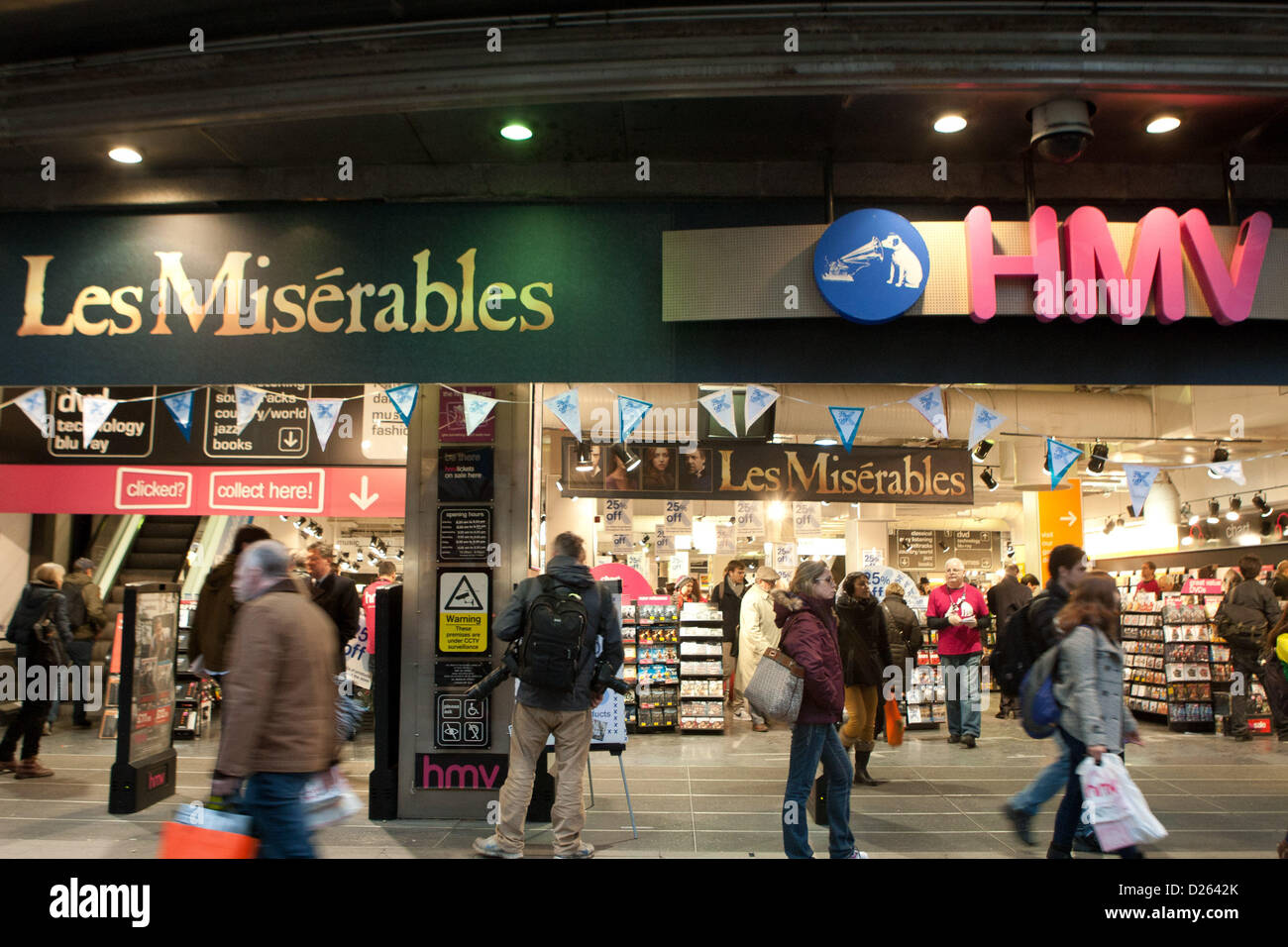 Käufer nutzen Sie einen 25 % Rabatt auf blauen Kreuz Verkauf im HMV Flagship Store auf der Oxford Street, London. 239 HMV Geschäfte und mehr als 4.000 Arbeitsplätze sind in Gefahr, nachdem Empfänger Deloitte zum Gläubigerschutzverfahren starten berufen wurden.  Oxford Street, London UK. Stockfoto