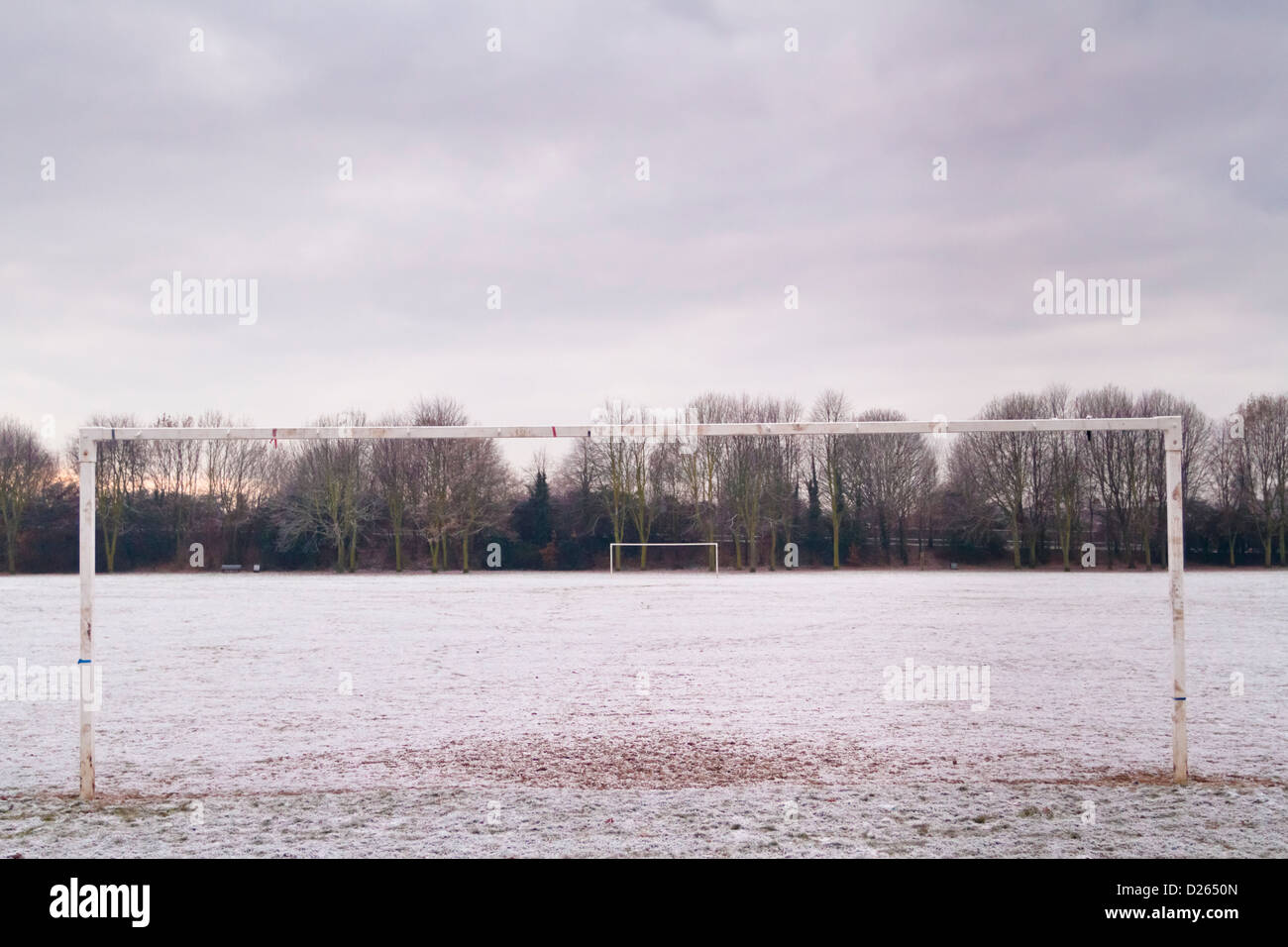 Torpfosten auf leeren Fußballplatz auf einer schneebedeckten öffentlichen Park am Ende eines kalten Wintertag, Nottinghamshire, England, Großbritannien Stockfoto