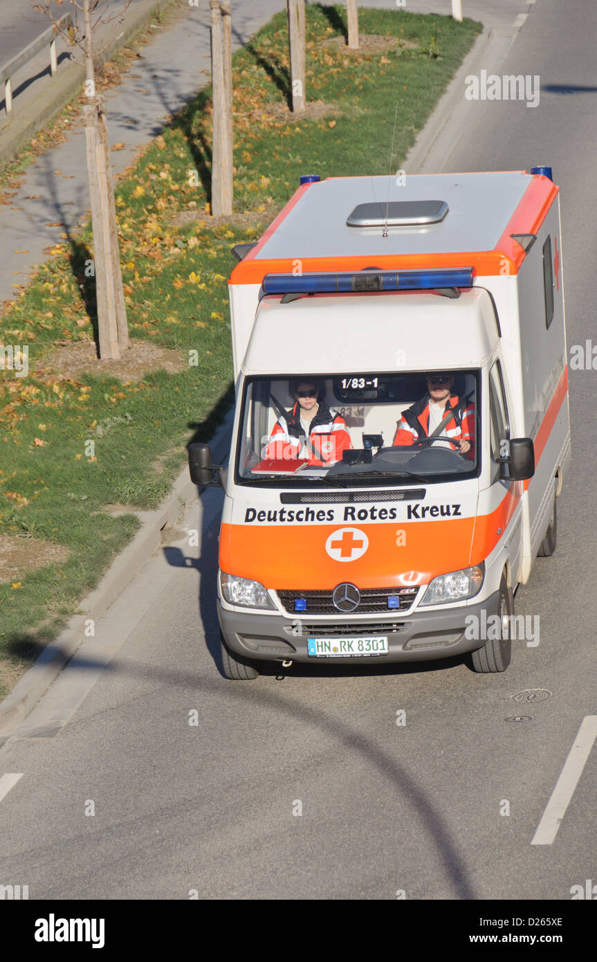 Krankenwagen-Trainer Deutsche Rote Kreuz mit zwei Sanitäter einen weiblichen Rettungssanitäter ein männlicher Rettungssanitäter – Heilbronn, Süddeutschland Stockfoto