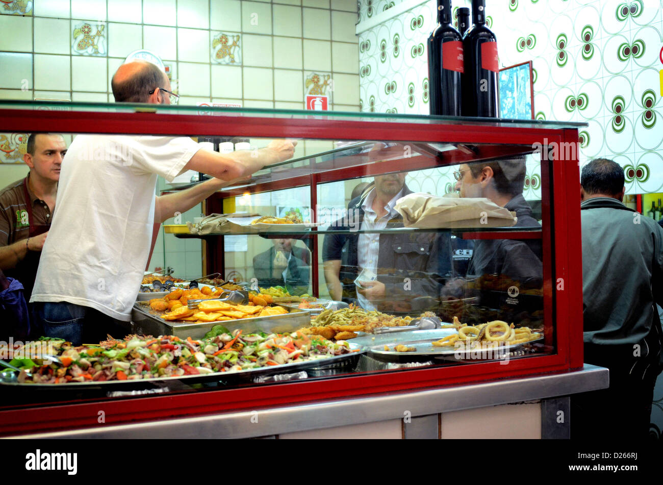 traditionelles Café kleine Palermo Italien Lebensmittel Verkauf Wein Snack Stockfoto