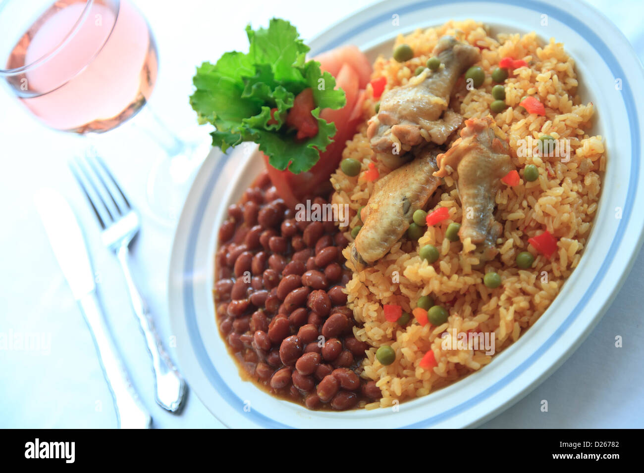 Arroz con Pollo (Huhn und Reis) und an der Seite von Bohnen, Puerto Rico Stockfoto