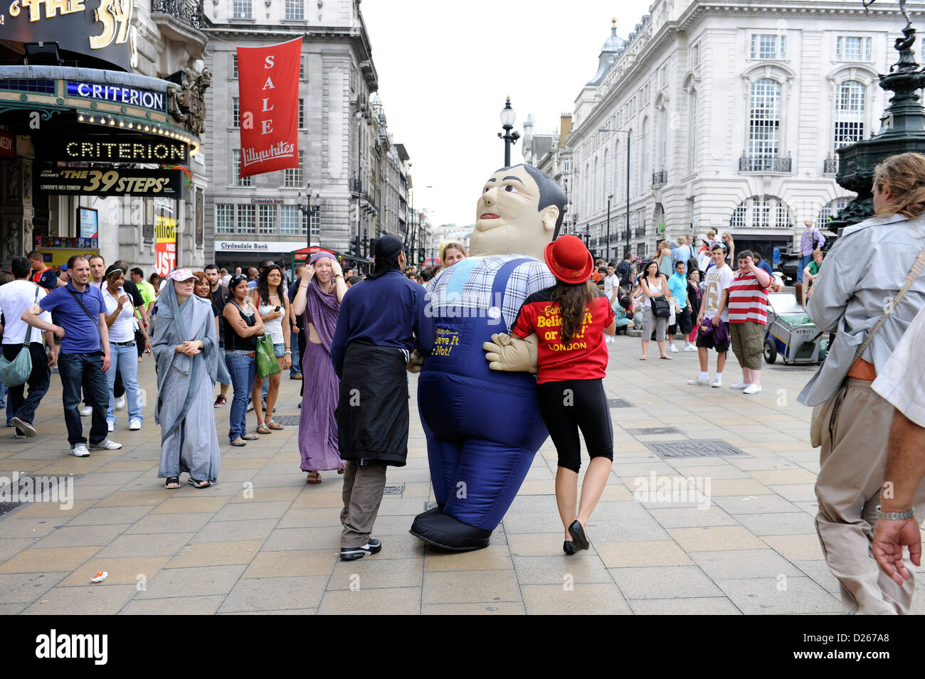 Piccadilly Circus, London, England - marketing für Ripleys glauben es oder nicht! London Stockfoto