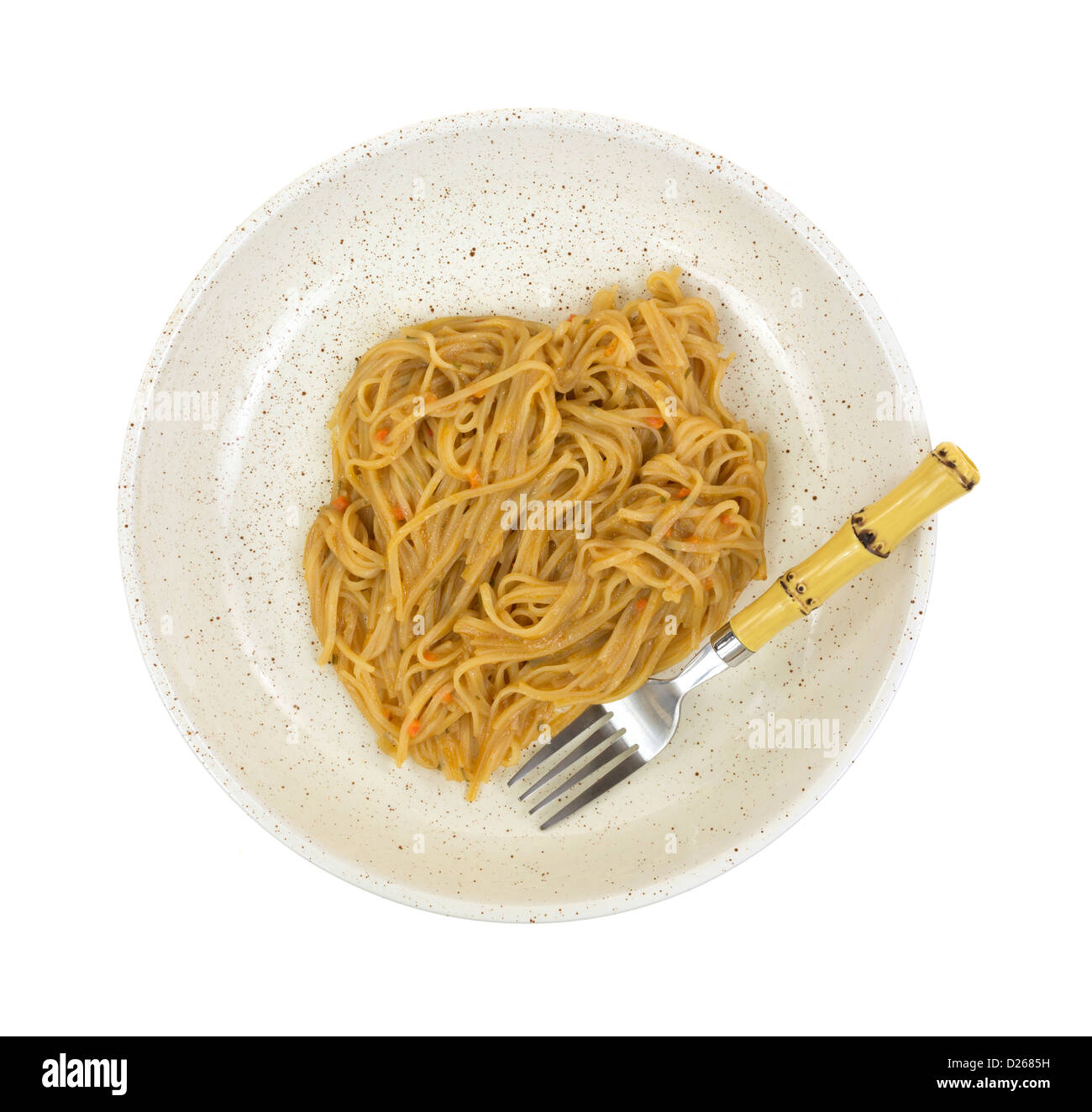 Eine Portion von Szechuan Nudeln in eine flache Schüssel mit einem Bambus-Motiv Gabel auf weißem Hintergrund. Stockfoto