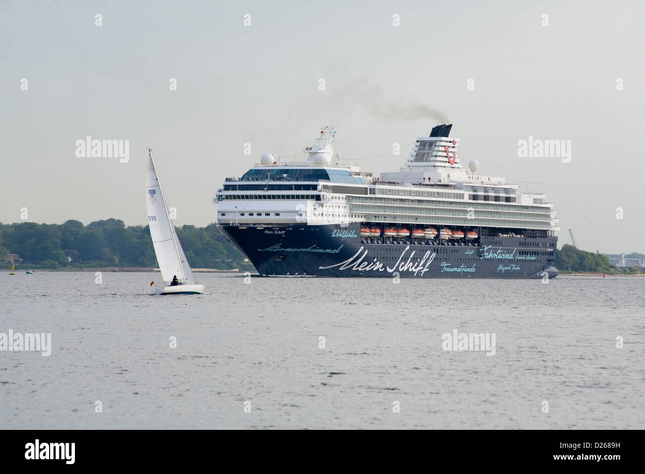 Kiel, Deutschland, Kreuzfahrtschiff Mein Schiff-beim Auslaufen aus der  Kieler Foerde Stockfotografie - Alamy