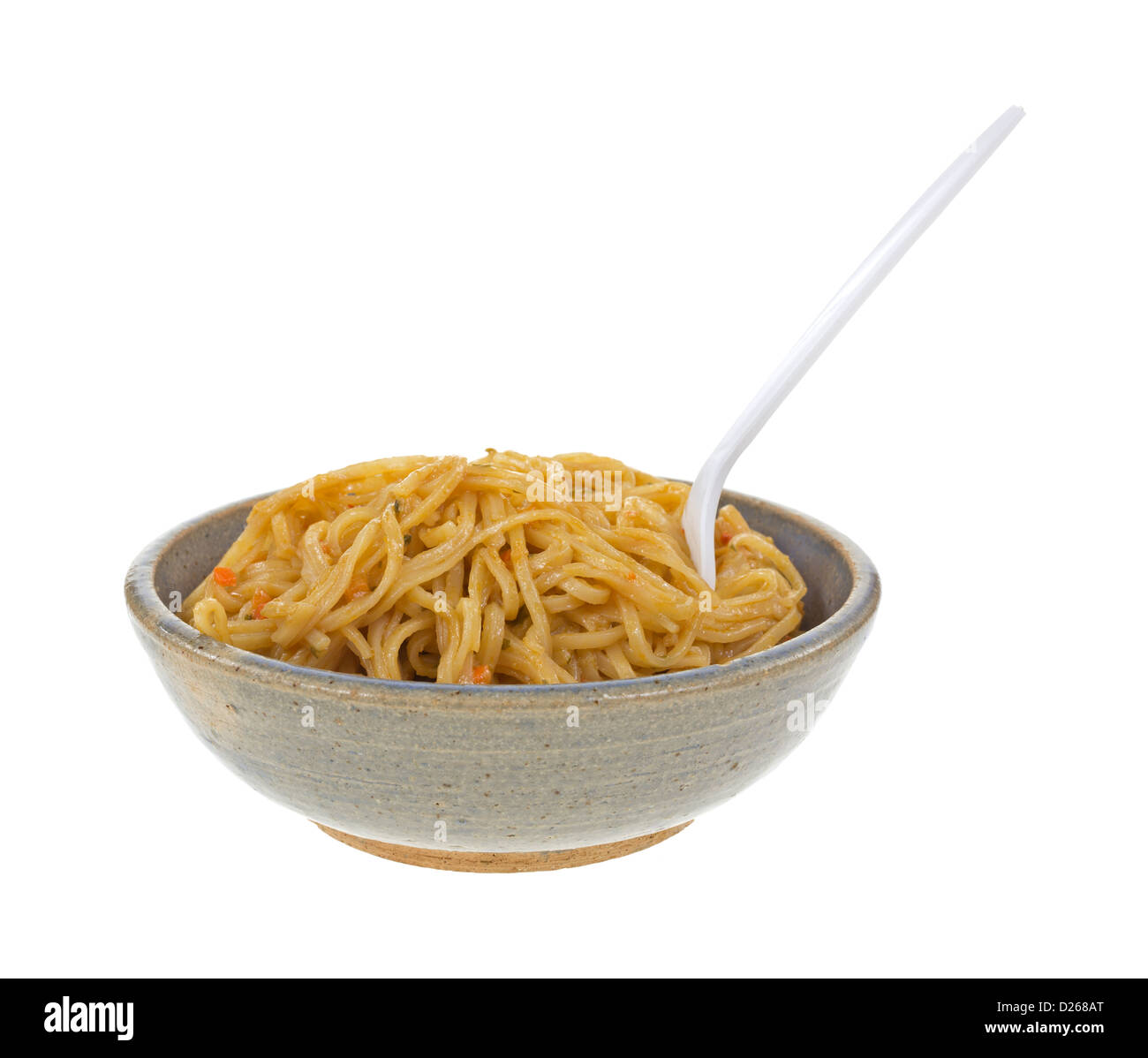 Eine Portion Szechuan Nudeln in eine alte Steinzeug-Schüssel mit einer Plastik Gabel auf weißem Hintergrund. Stockfoto