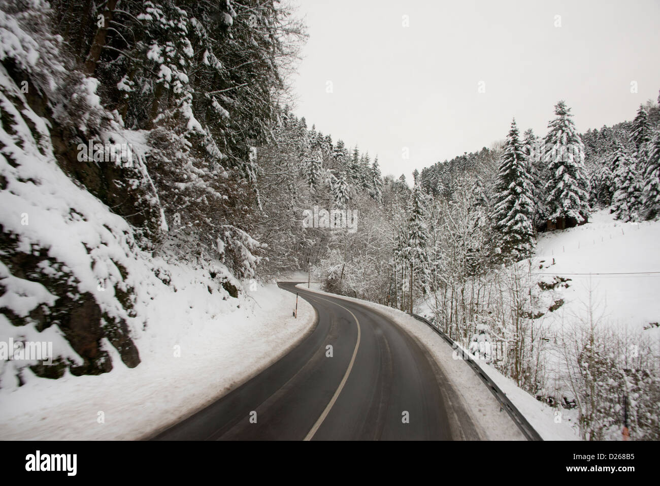 Deutschland, Schwarzwald, Hollsteig. Schwarzwald-Landschaft-Straße im Winter. Stockfoto