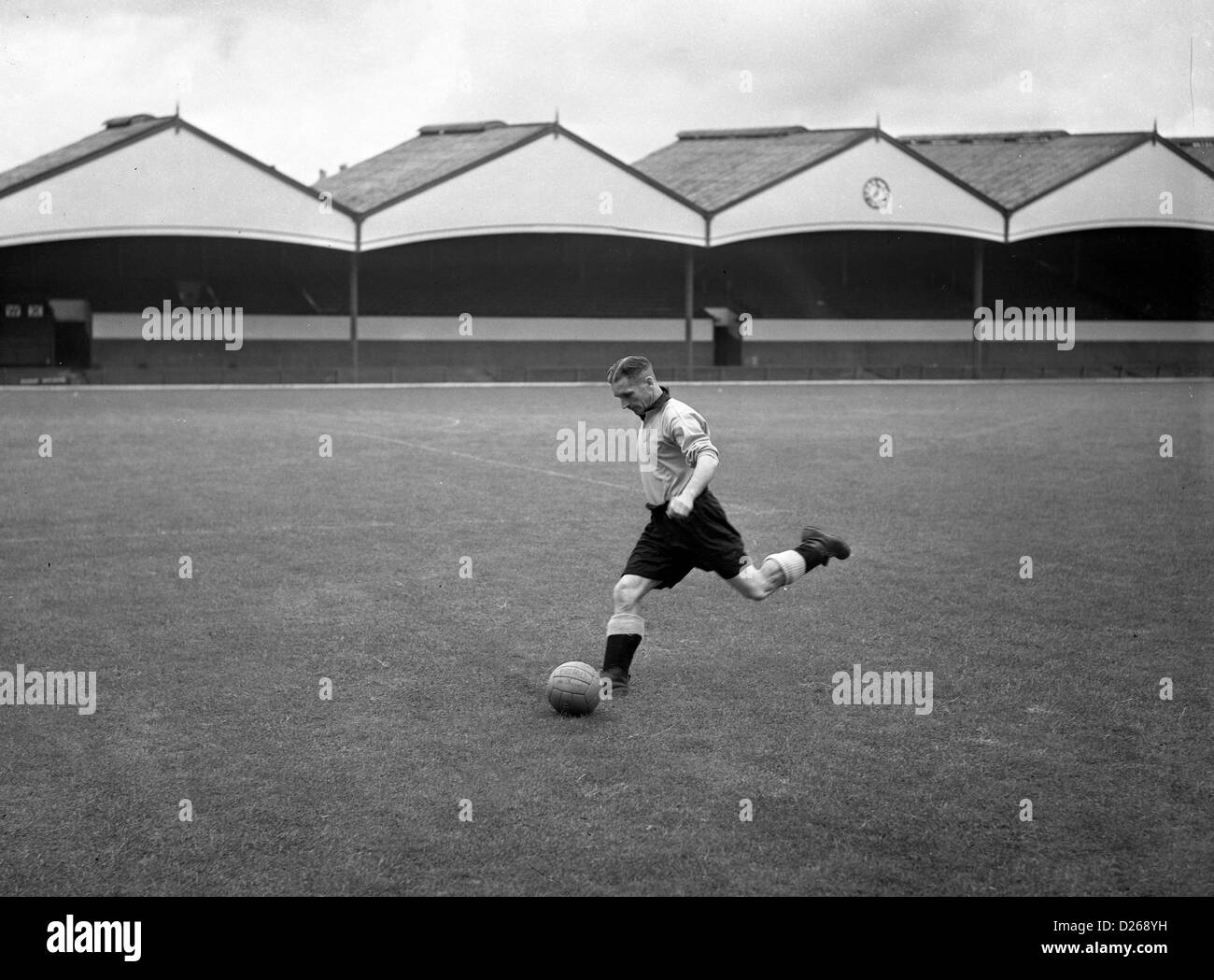 Johnny Hancocks Wolverhampton Wanderers legendärer Fußballspieler auf Molineux 5/9/1955. Molineux Stadium Fußballplatz der 1950er Jahre Stockfoto
