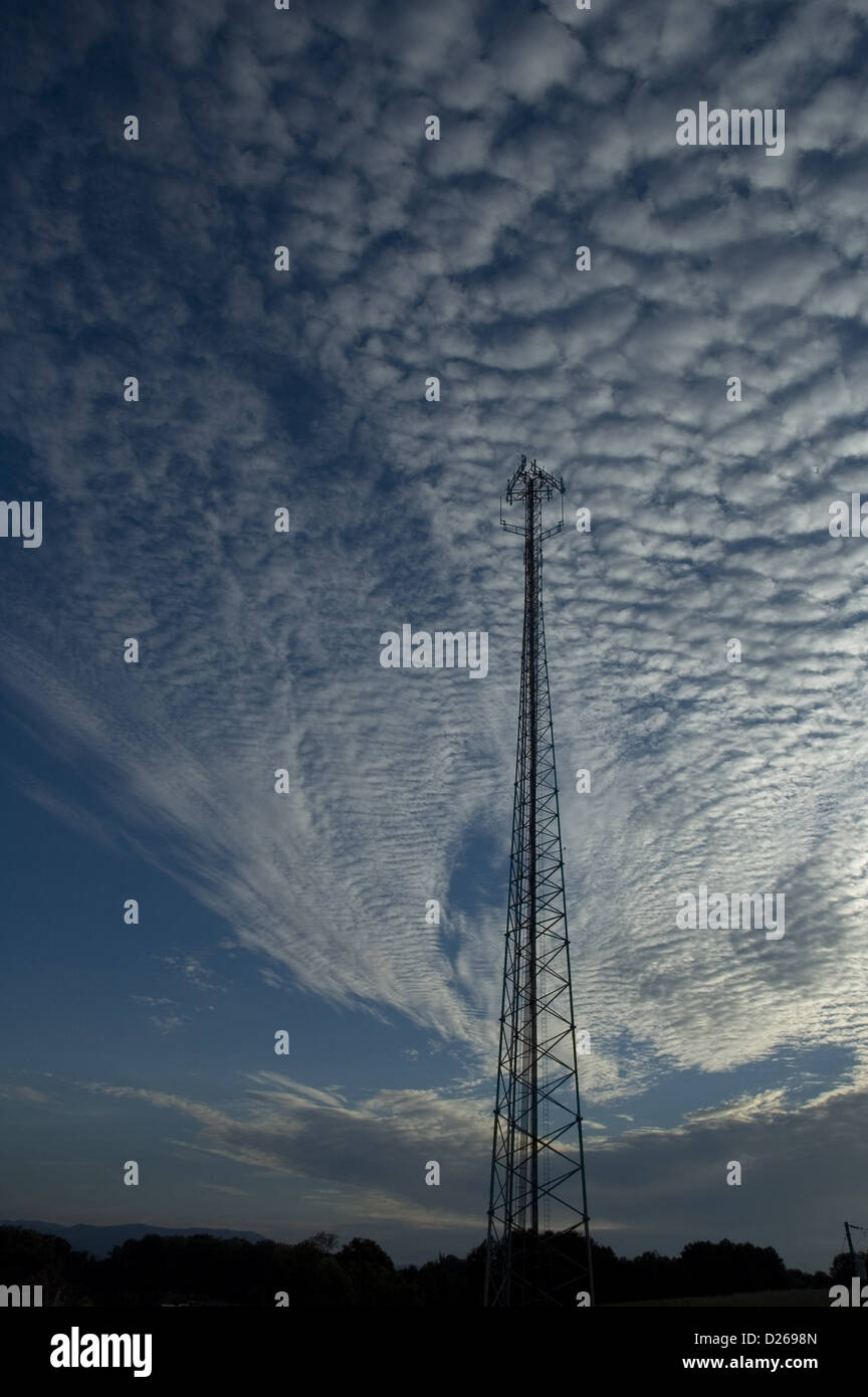 Fernmeldeturm & Wolken Stockfoto