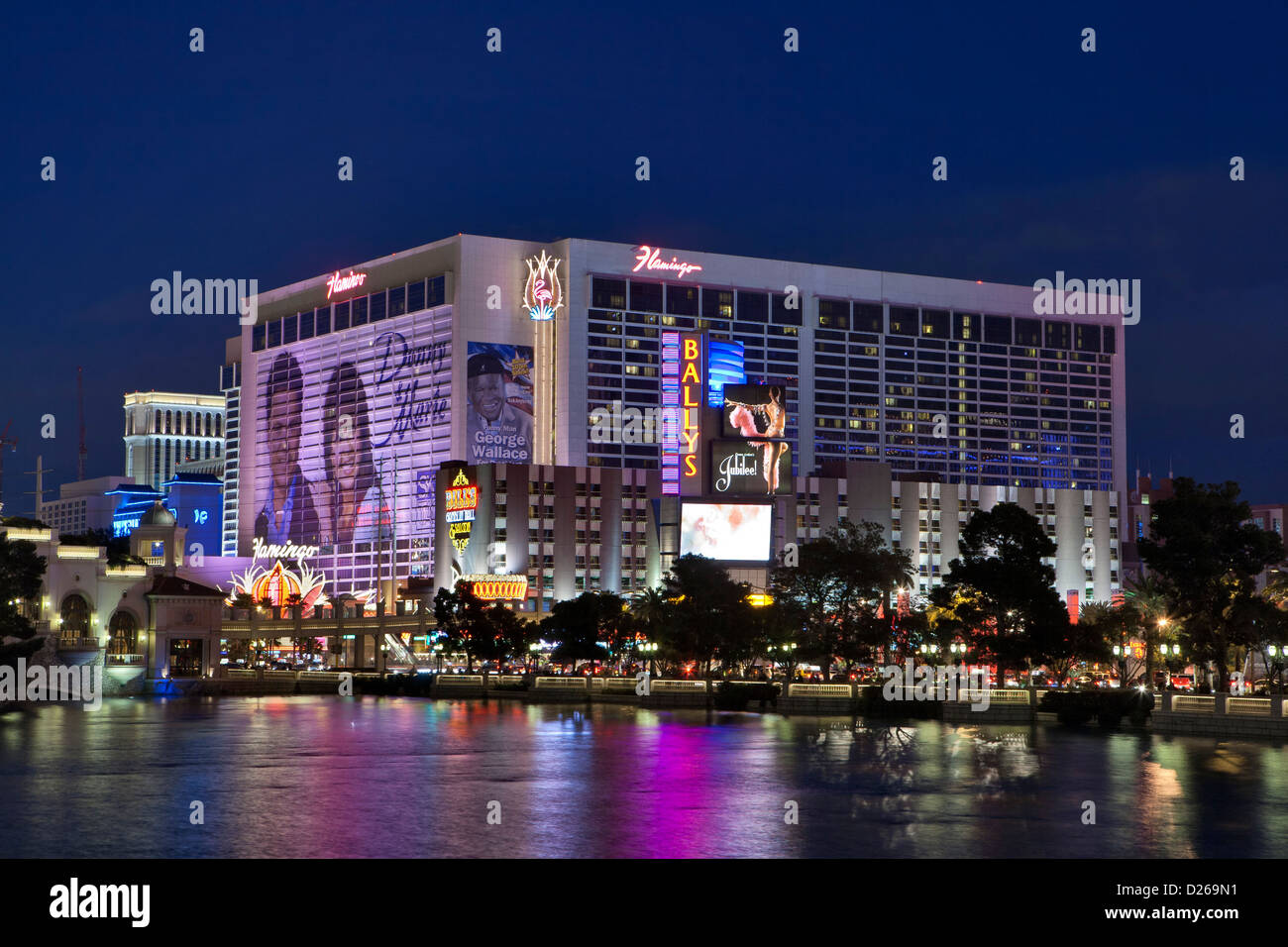 Flamingo Hotel &amp; Casino in Las Vegas Blvd. bei Nacht-Las Vegas, Nevada, USA. Stockfoto