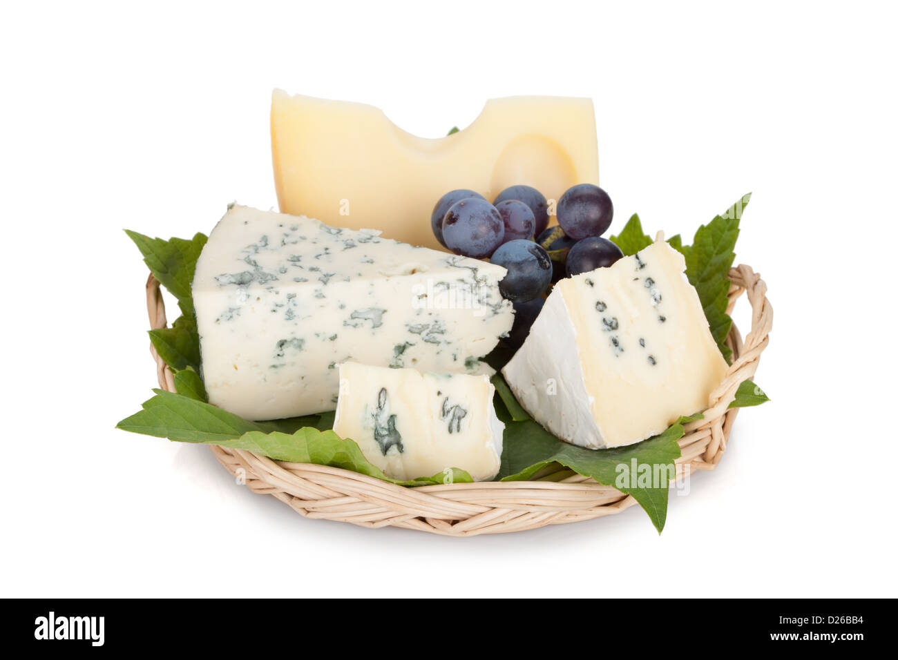 Verschiedene Arten von Käse und Trauben. Isoliert auf weißem Hintergrund. Stockfoto