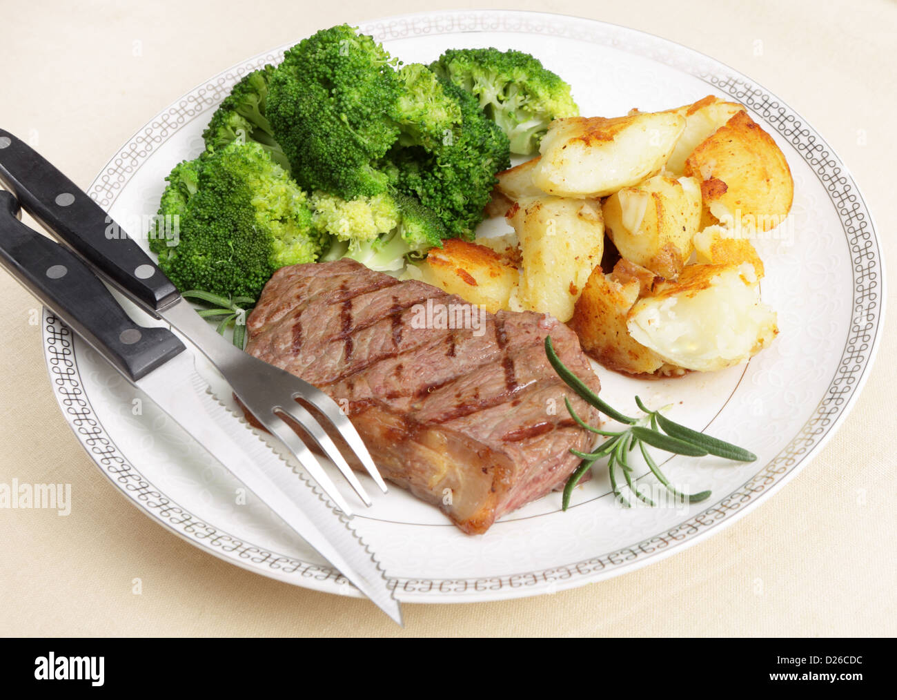 Gegrilltes Roastbeef Steak serviert mit Knoblauch-Kartoffeln und gekochten Brokkoli Stockfoto