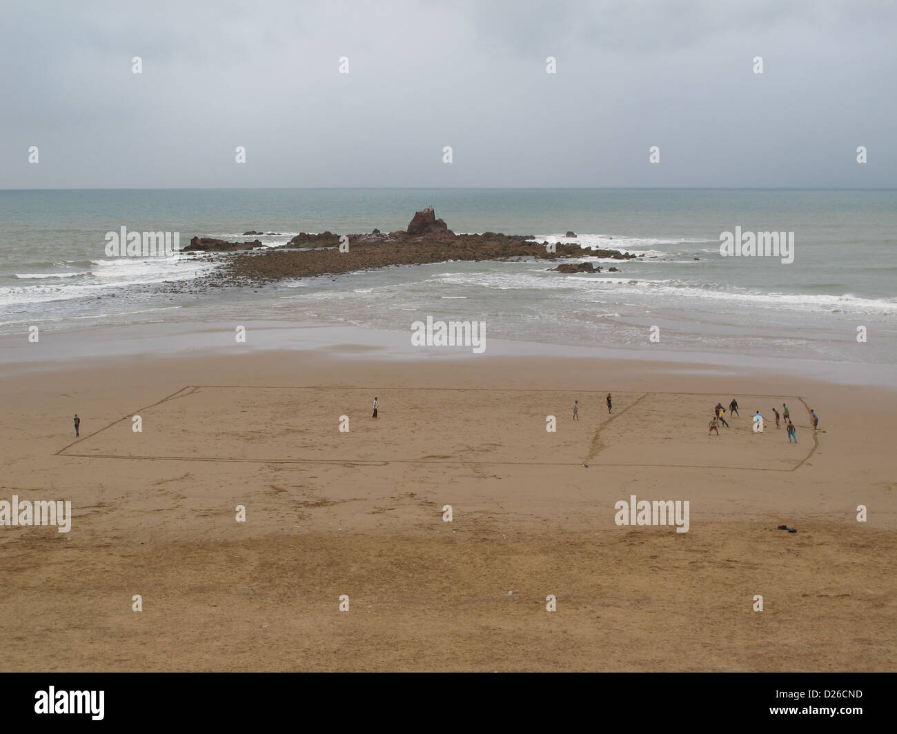 Fußballspiel am Strand in Marokko Stockfoto