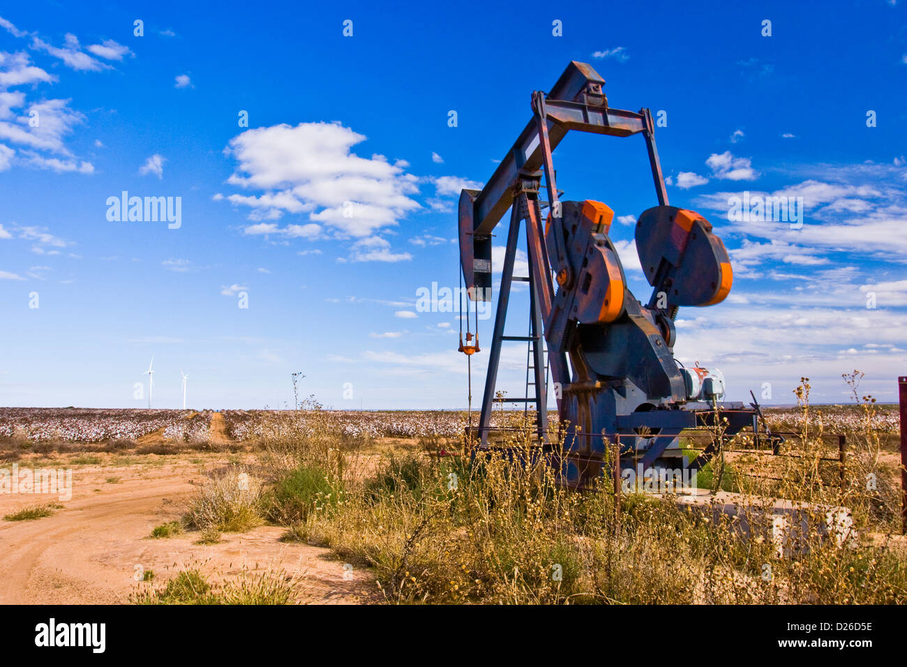 Ölquellen in der Nähe von Odessa, Texas Gewinnung von Öl, auch bekannt als "Texas Tee", aus einem Permian Basin Anblick. Stockfoto