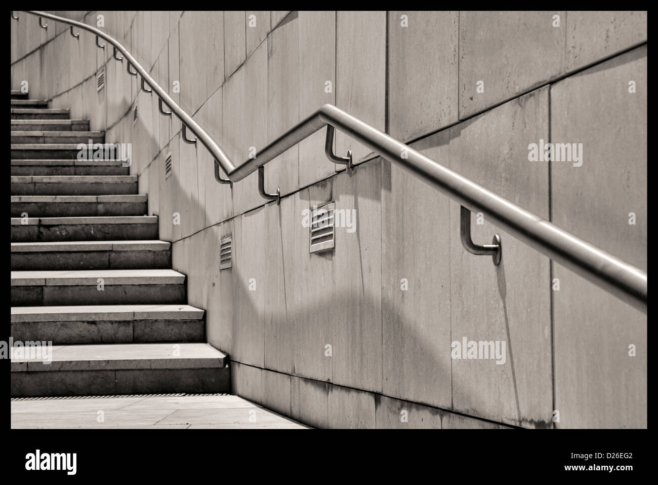 Künstlerische Darstellung von Treppen und Geländer in schwarz & weiß. Stockfoto