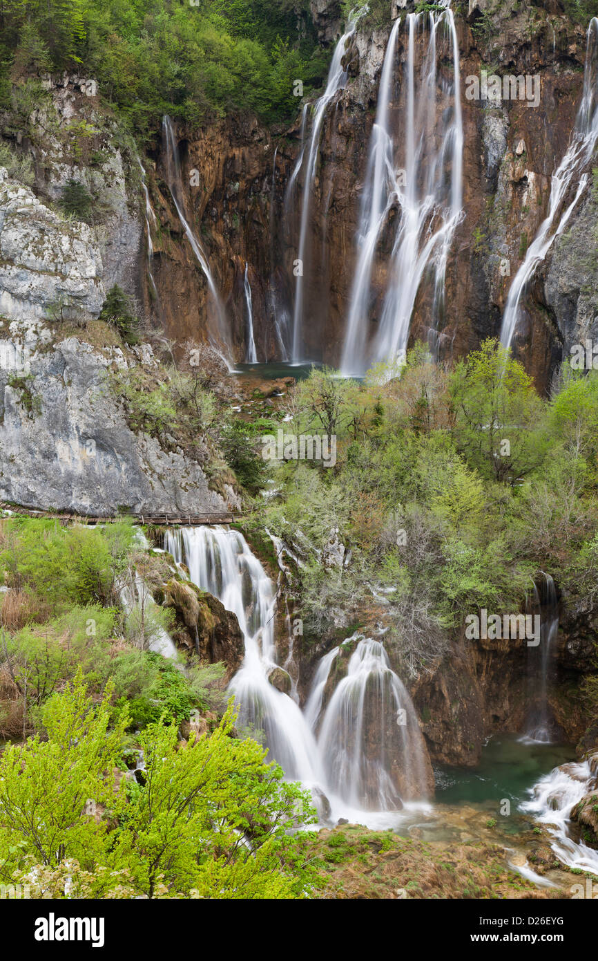 Die Plitvicer Seen in die National Park Plitvicka Jezera in Kroatien. Der große Fall (Veliki Slap) im Frühjahr. Europa, Süd-Kroatien Stockfoto