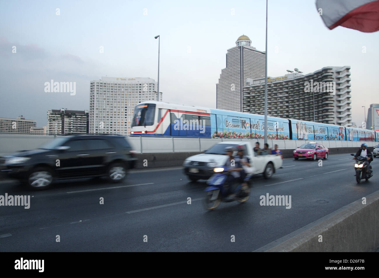 BTS Skytrain Chao Phraya Fluss überquert, auf Sathon Brücke in Bangkok, Thailand Stockfoto