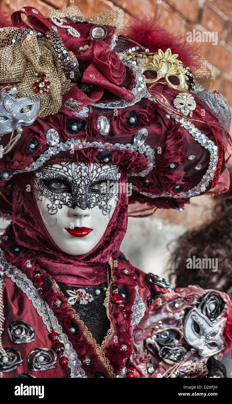 Porträt einer Person tragen eine anspruchsvolle Maske und Verkleidung während der Karneval in Venedig-Tage. Stockfoto
