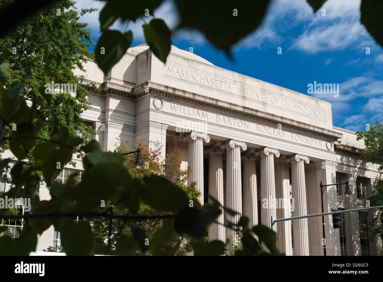 Die Fassade des Gebäudes 7 (77 Mass Ave) auf dem Campus des Massachusetts Institute of Technology, Cambridge MA Stockfoto