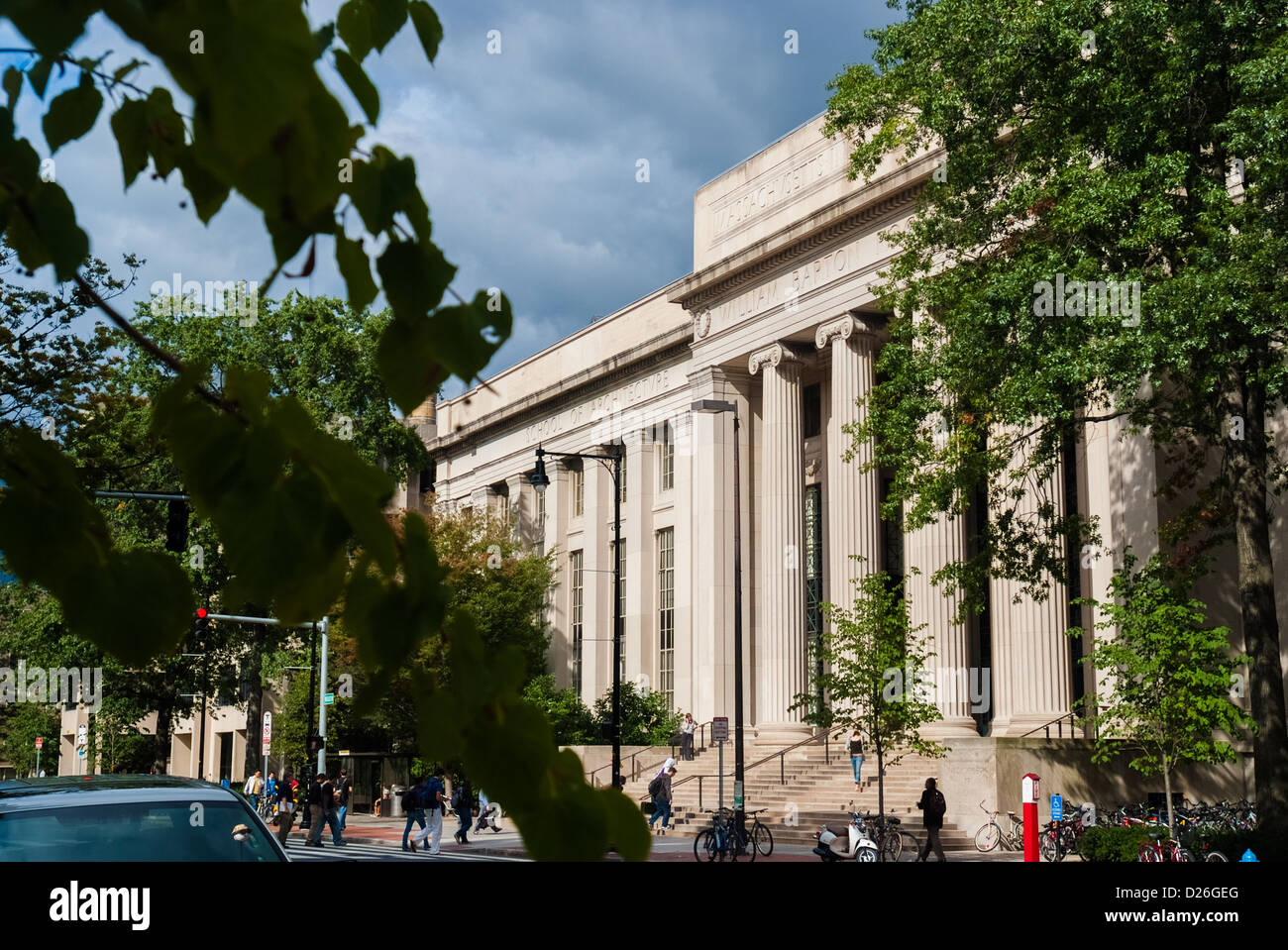 Die Fassade des Gebäudes 7 (77 Mass Ave) auf dem Campus des Massachusetts Institute of Technology, Cambridge MA Stockfoto