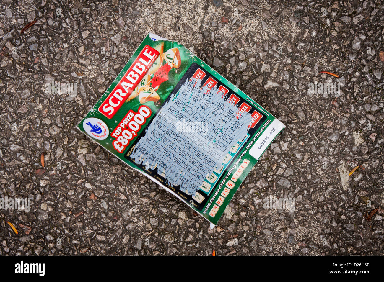 Eine verlorene Scratchcard der UK National Lottery, die auf der Straße weggeworfen wurde. Stockfoto