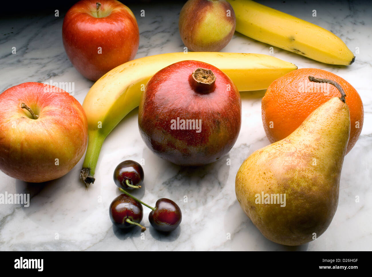 Obst auf Marmor Stockfoto