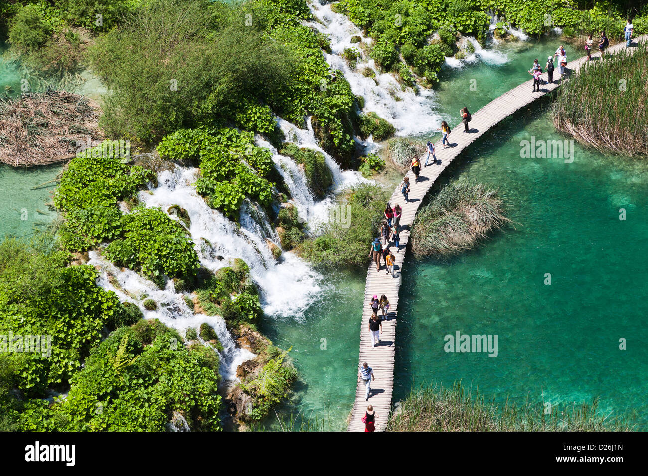 Die Plitvicer Seen in die National Park Plitvicka Jezera in Kroatien. Besucher auf Plank Pfaden. Europa, Süd-Kroatien Stockfoto