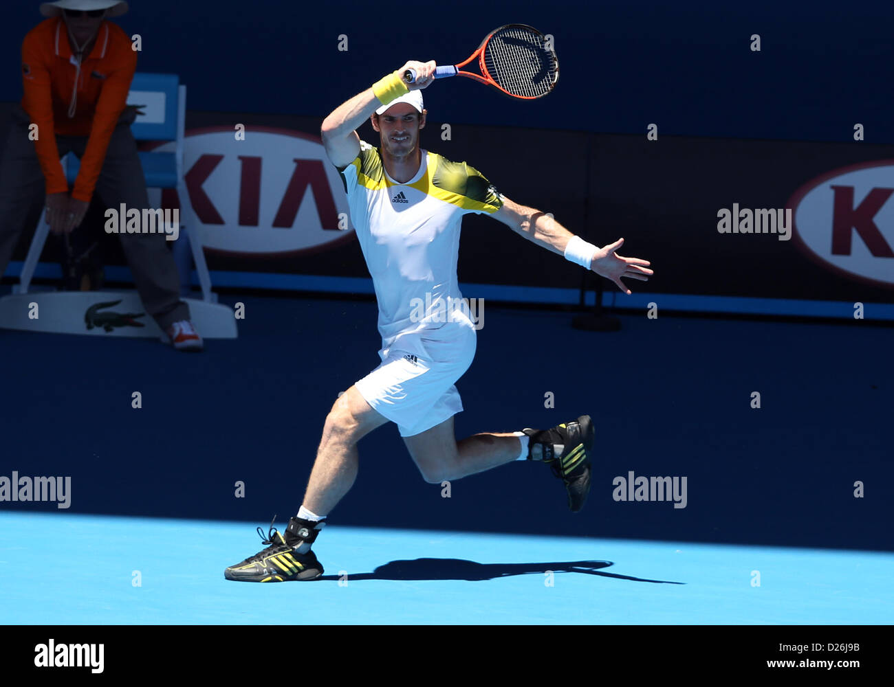 Melbourne, Australien. 15. Januar 2013.  Andy Murray (GBR) trifft eine Vorhand gegen Robin Hasse (NED) in der ersten Runde der Australian Open in Melbourne Park Tennis Centre in Melbourne, Australien. Murray gewann 6-3,6-1,6-3 Stockfoto