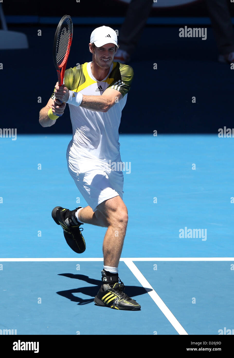 Melbourne, Australien. 15. Januar 2013.  Andy Murray (GBR) trifft eine Rückhand gegen Robin Hasse (NED) in der ersten Runde der Australian Open in Melbourne Park Tennis Centre in Melbourne, Australien. Murray gewann 6-3,6-1,6-3 Stockfoto