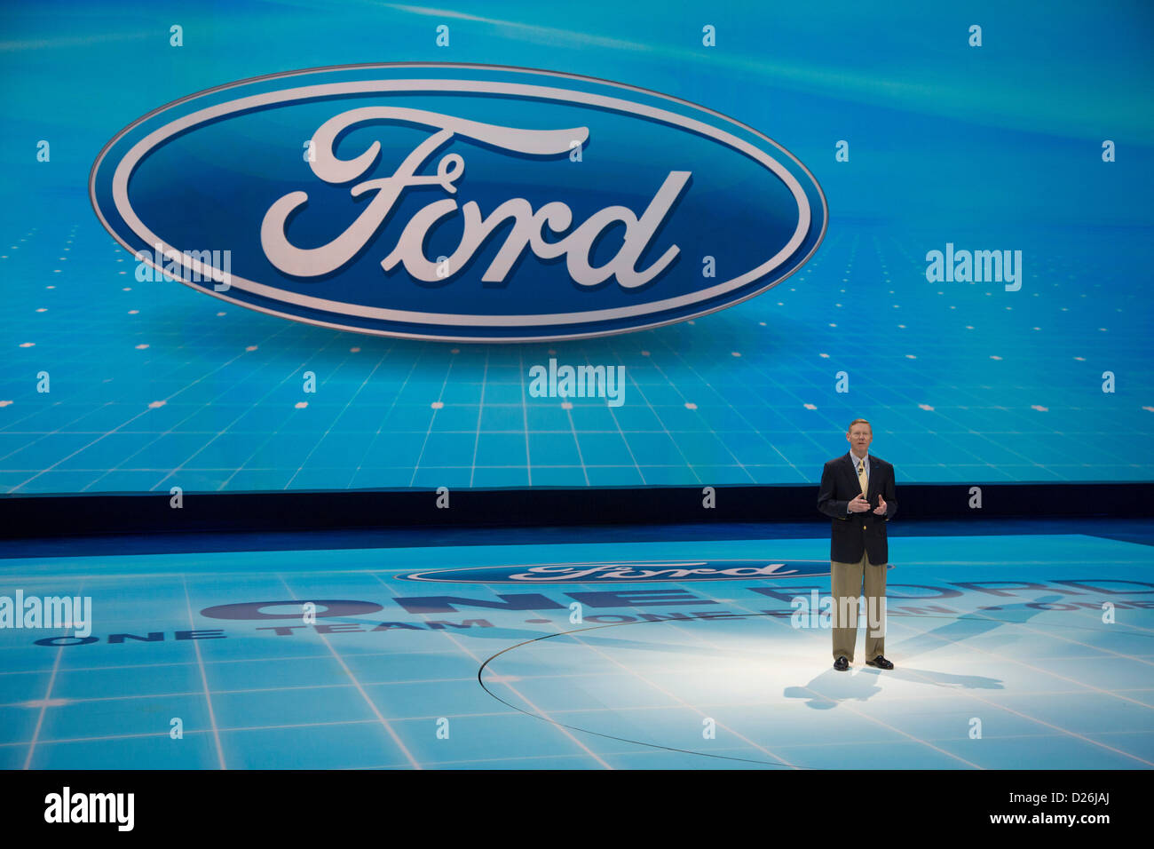 Detroit, Michigan - Ford Motor Co. Präsident und CEO Alan Mulally spricht, da das Unternehmen seinen Atlas-Konzept-LKW auf der North American International Auto Show präsentiert. Der Atlas soll die Grundlage für eine zukünftige Version des f-150 Pickup. Stockfoto