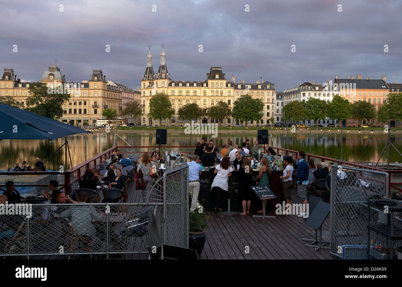 Kopenhagen, Dänemark, ein Café mit Terrasse am Ufer des Sees Peblinge Stockfoto