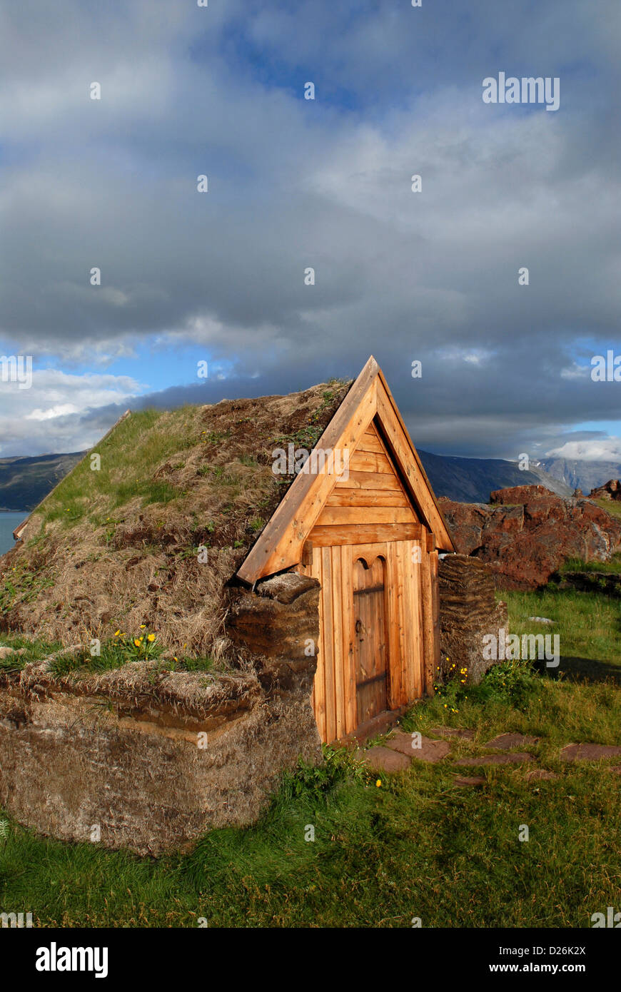 Grönland, Eriks Fjord, Brattahlid. Nachbau des Thjodhilds Kirche im Sommer Jahr 1000 erbaut. Stockfoto