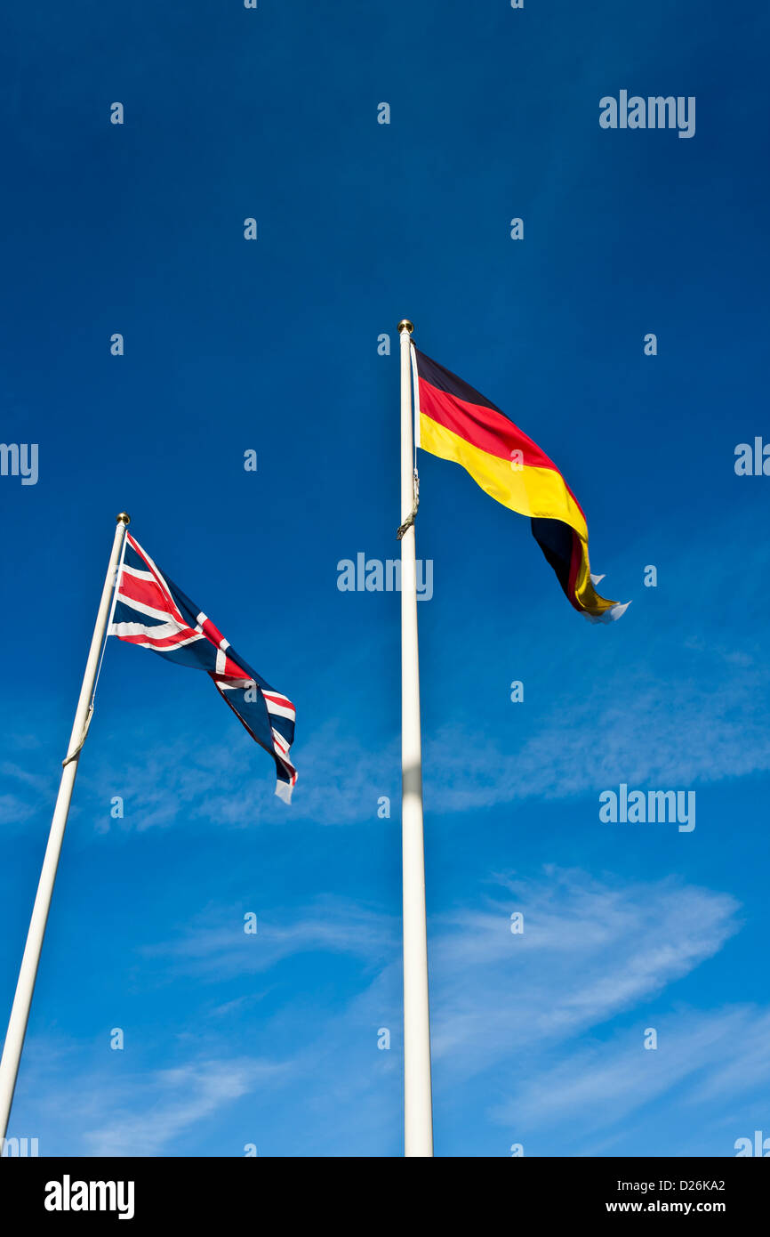 Die Nationalflagge des Vereinigten Königreichs und die deutsche Flagge fliegen Seite an Seite. Stockfoto