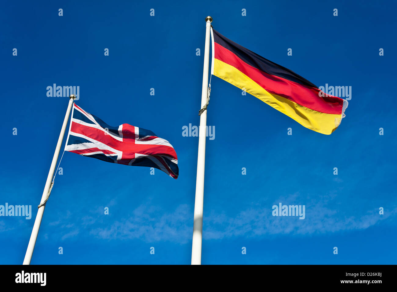 Die Nationalflagge des Vereinigten Königreichs und die deutsche Flagge fliegen Seite an Seite. Stockfoto