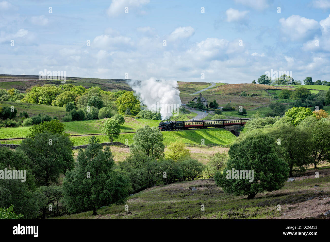 Dampfzug von Goathland macht seinen Weg durch die North York Moors in Richtung Pickering an einem sonnigen Tag in Yorkshire, England. Stockfoto