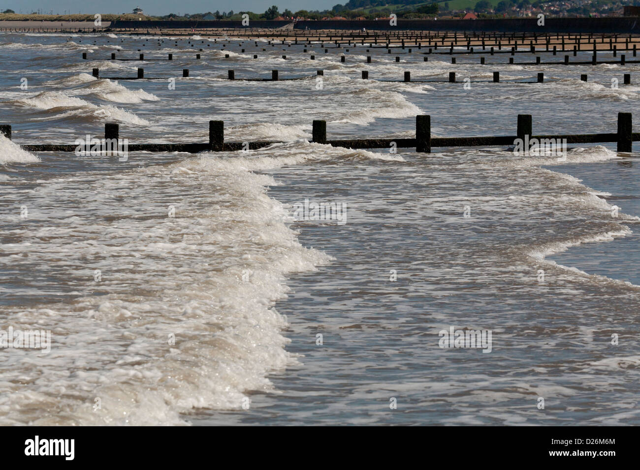 Strand mit steigenden Flut und Meer Abwehrkräfte Stockfoto