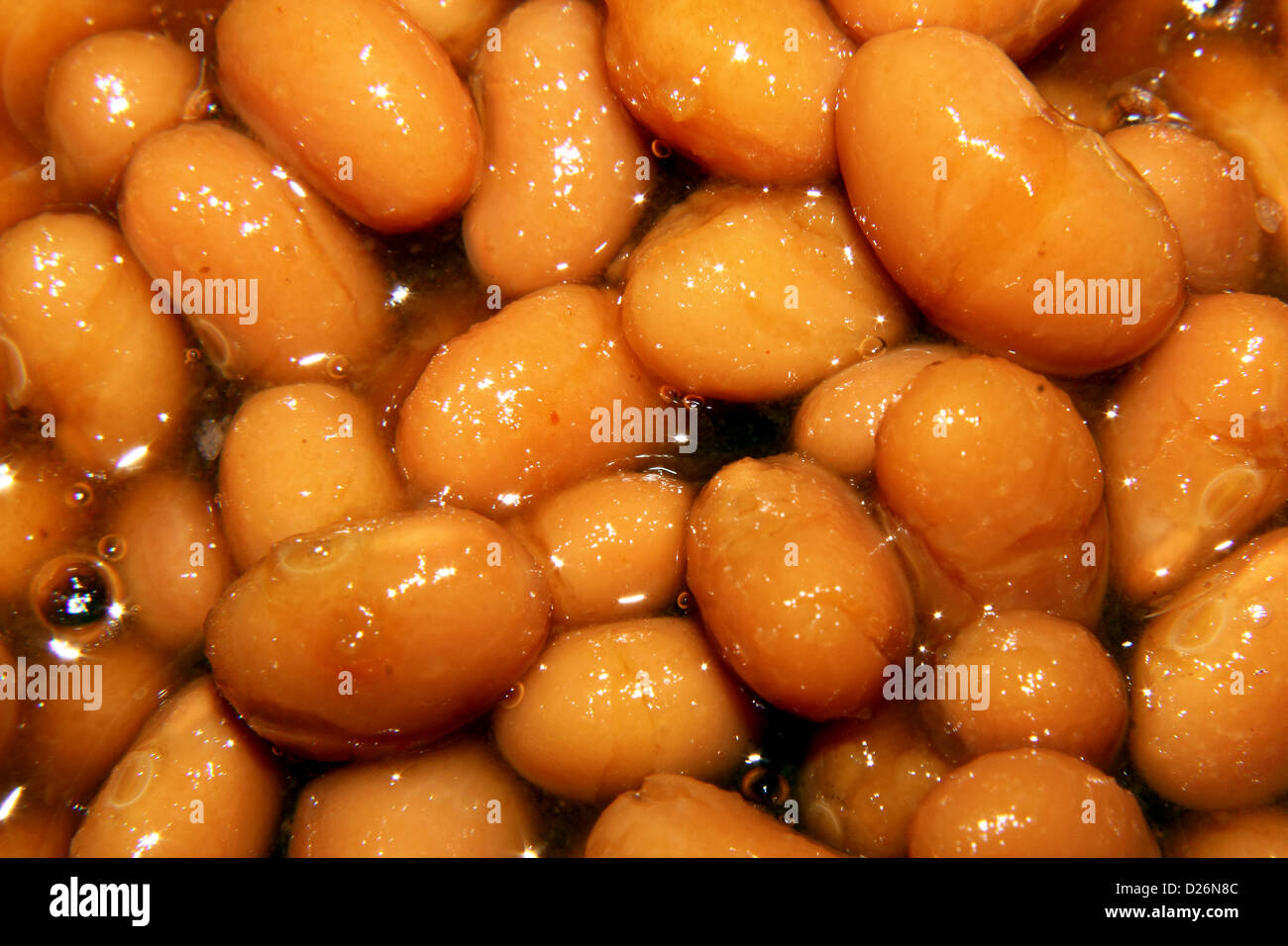 Bohnenkraut und sprudelnden gebackene Bohnen. Stockfoto