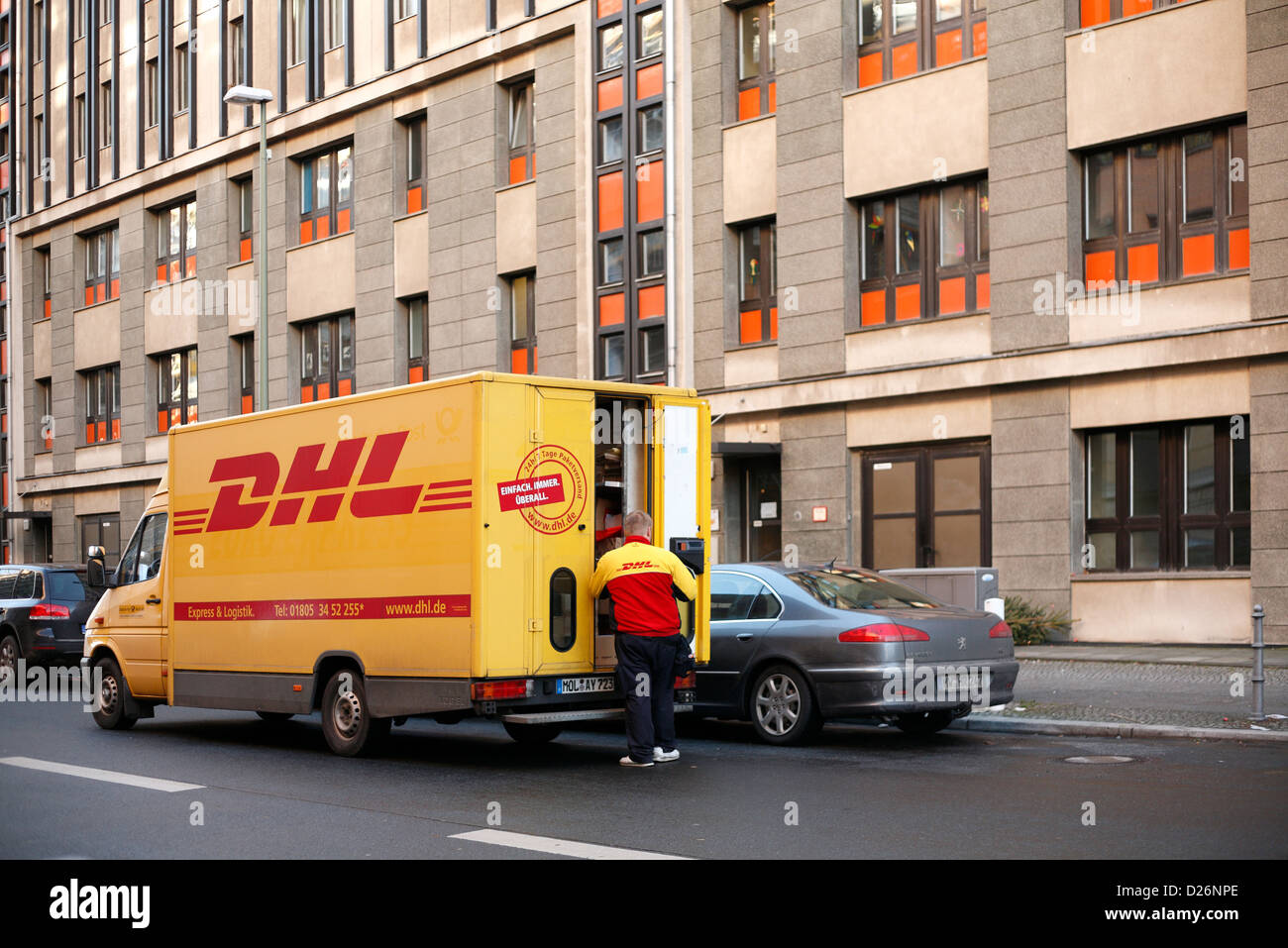 Dhl lieferwagen Fotos und Bildmaterial in hoher Auflösung Alamy