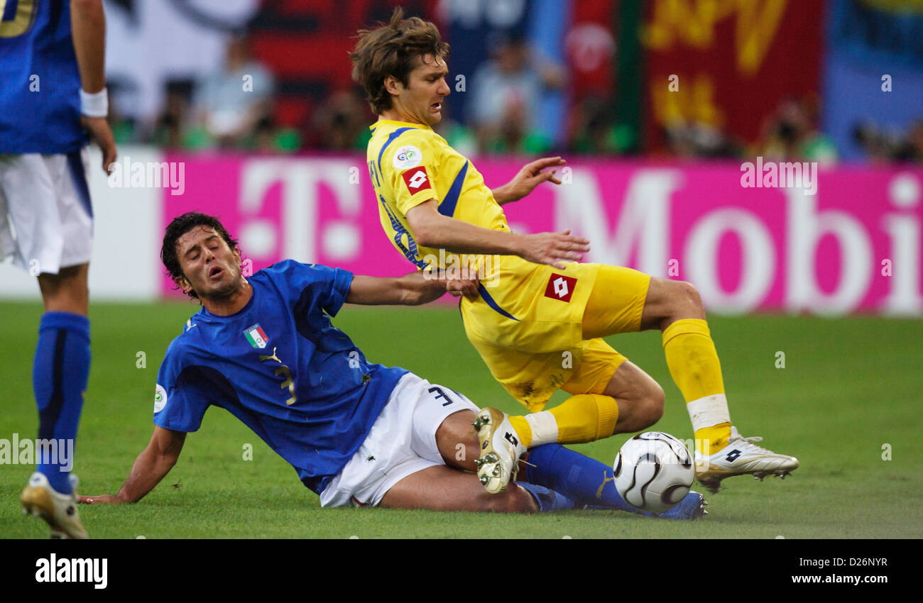 Fabio Grosso von Italien (L) befasst sich Oleg Shelayev von Ukraine (R) während einer 2006 FIFA World Cup Viertelfinale übereinstimmen. Stockfoto