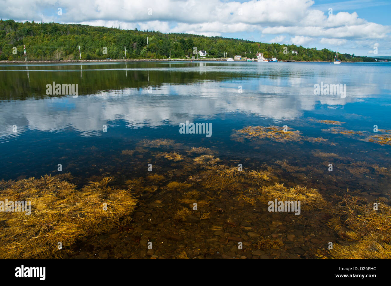 Nova Scotia malerischen Küsten Wasserwege unter blauen Himmel und Wolken Stockfoto