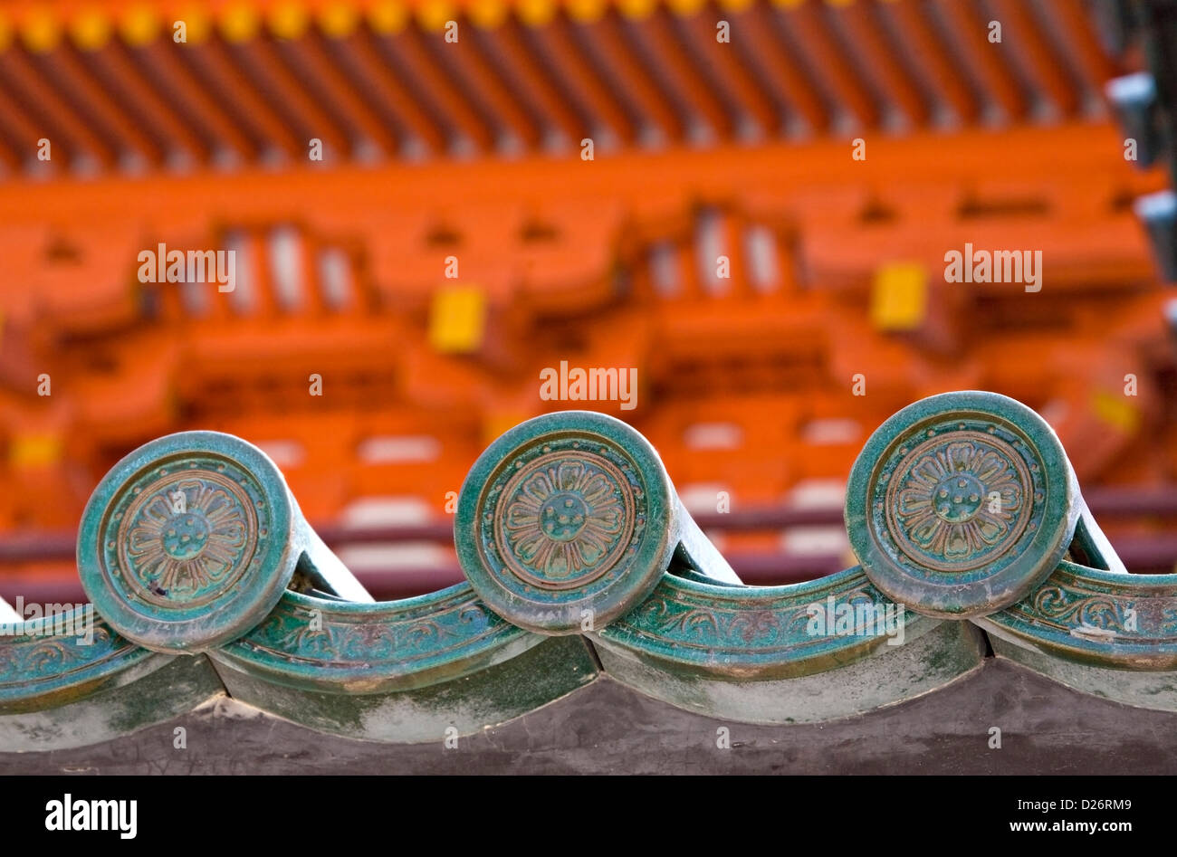 Detail der kreisförmigen Familienwappen Fliesen im Heian-Jingu Schrein in Kyoto Japan Stockfoto