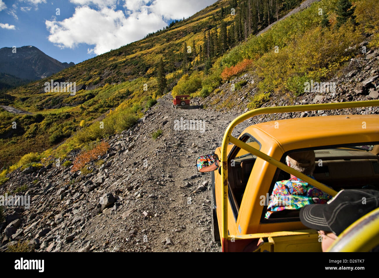 Jeeps fahren auf unbefestigten Straßen durch obere Lager Vogel außerhalb von Ouray, Colorado Stockfoto