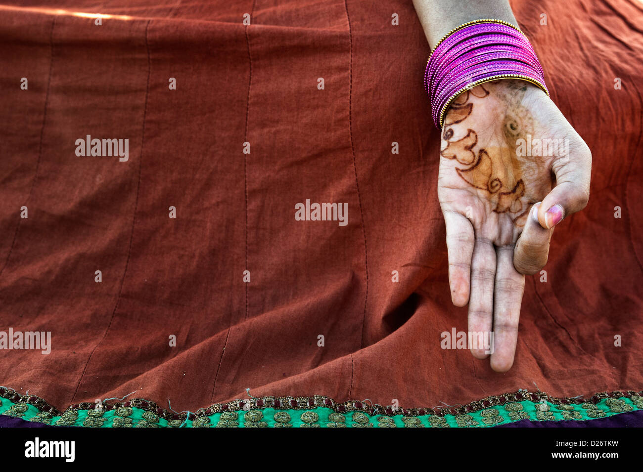 Indische Mädchen henna Hand meditieren Gyan mudhra. Andhra Pradesh, Indien Stockfoto