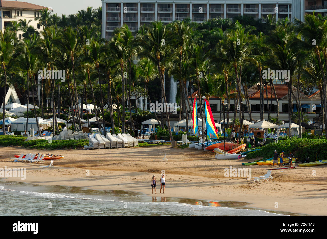 Gäste zu Fuß am Strand im Hotel Grand Wailea, Maui Hawaii Stockfoto